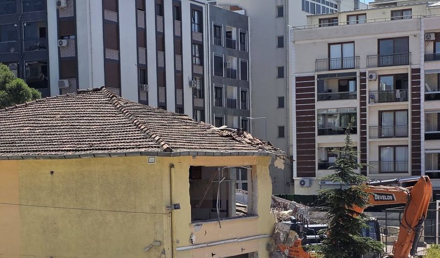 Aliağa’da 54 yıllık ortaokul binası yenilenmek üzere yıkıldı