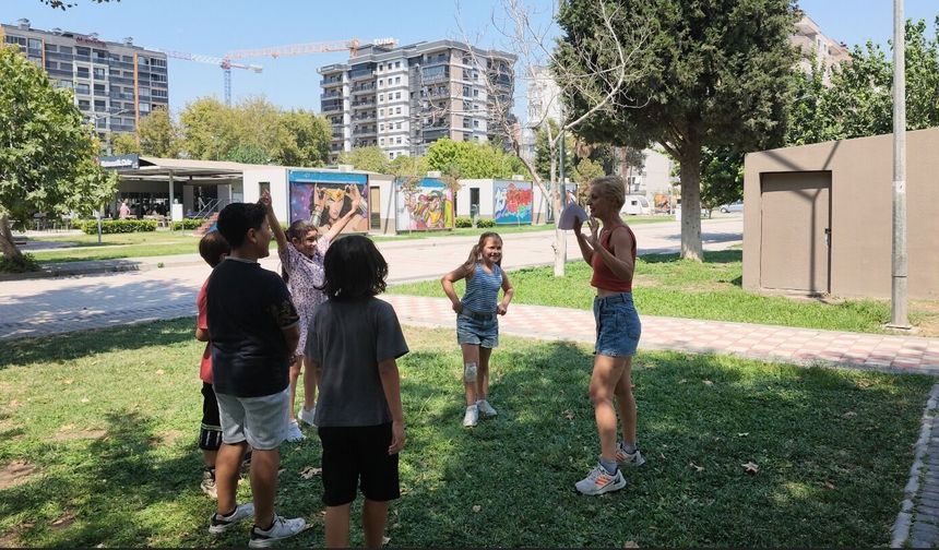 BAYRAKLI’DA ÇOCUKLAR YAZ OKULU ATÖLYELERİNDE BULUŞTU