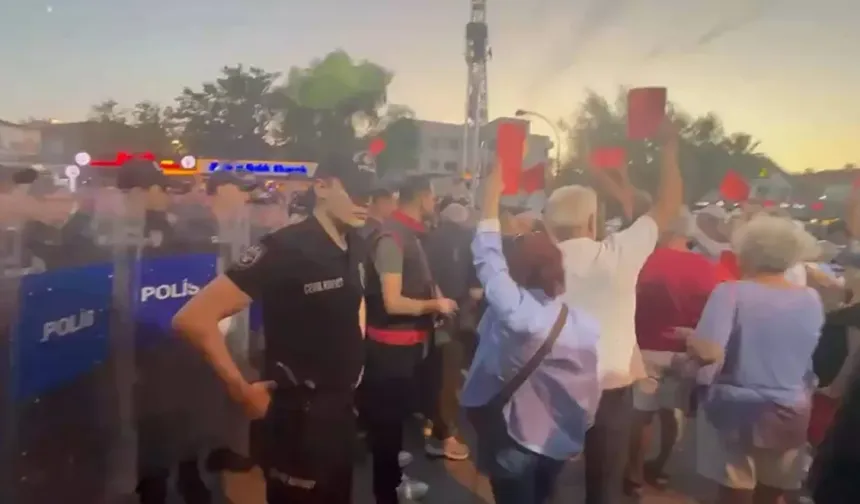 Foça’da Fıçı’ya kırmızı kartlı protesto