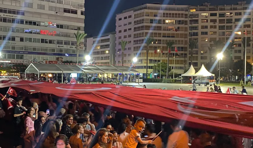 İzmir’de kurtuluş yıl dönümünde bayraklı yürüyüş
