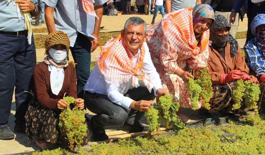 Özel'den üzüm üreticisine destek sözü: “Çiftçinin kredi faizlerini sileceğiz”