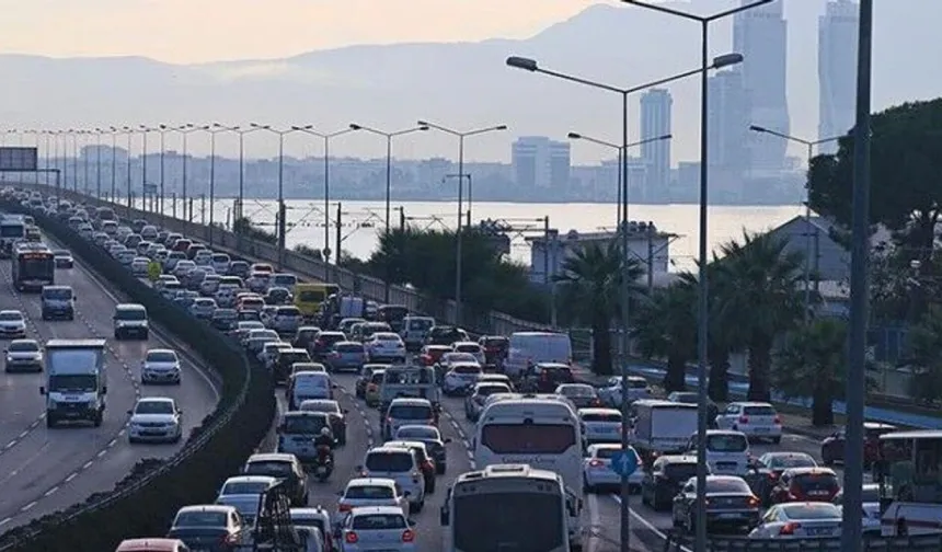 İzmir'de okulların ilk günü trafiği kilitledi
