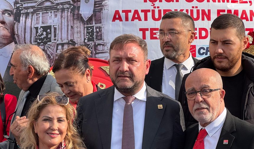 CHP İzmir İl Başkanlığı Cumhuriyet Meydanı’nda alternatif tören düzenledi