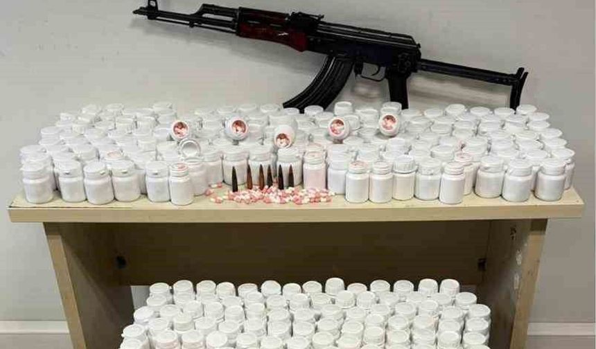 İzmir’de bir evden binlerce uyuşturucu hap ve kalaşnikof ele geçirildi