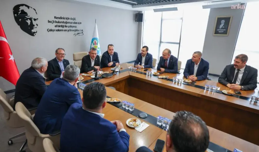 Özgür Özel,  Başkan Dutlulu ve 14 ilçe belediye başkanıyla bir araya geldi