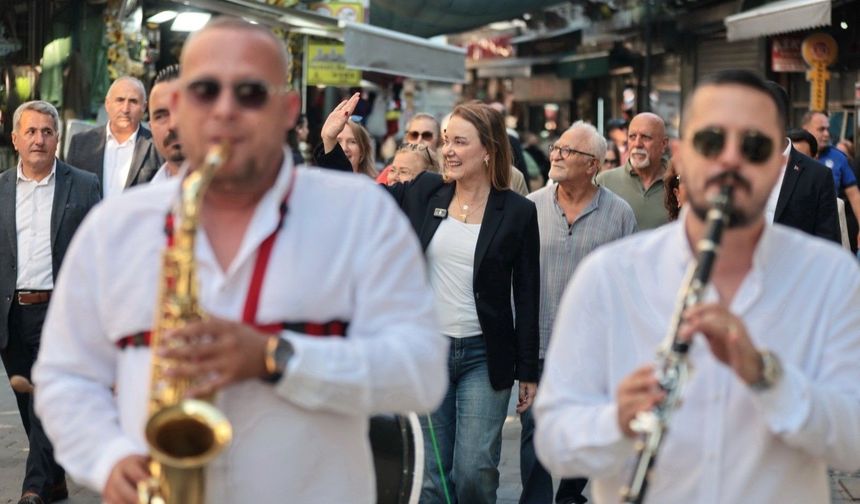Kemeraltı Festivali esnafın yüzünü güldürdü