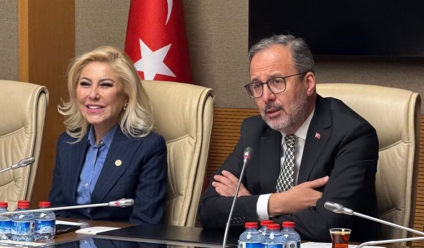 İzmir Ekonomi Üniversitesi öğrencilerinden TBMM ziyareti