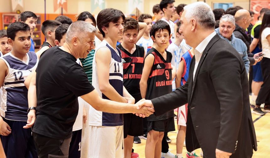 BERGAMA’DA CUMHURİYET BAYRAMI COŞKUSU BASKETBOL SAHASINA TAŞINDI