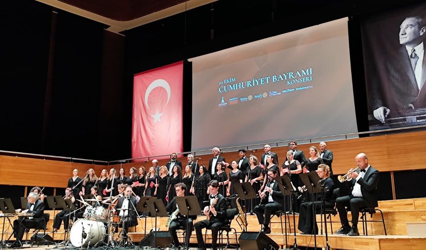 CUMHURİYET COŞKUSU İZMİR’DE OLTEN BAND İLE YANKILANDI