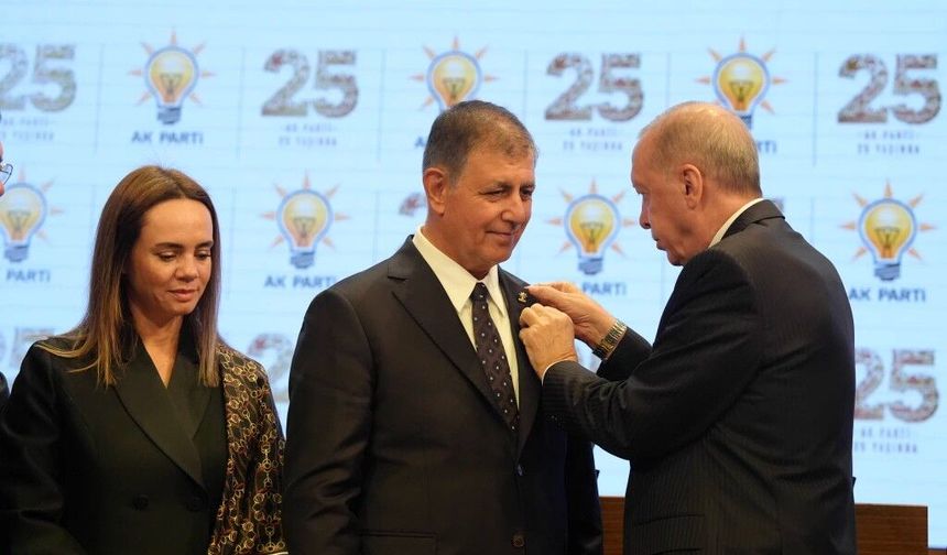 Cemil Tugay AK Parti’ye katıldı, rozetini Erdoğan taktı