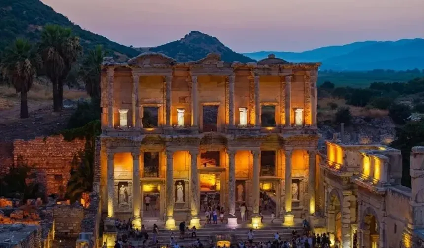 İzmir’in tarihi hazinelerine gece ilgisi! Efes 500 bin ziyaretçiyi aştı