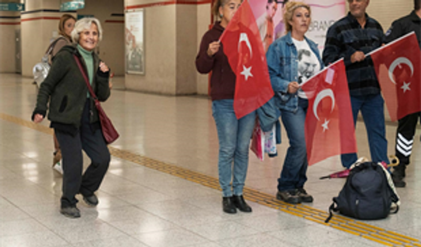 İzmir Metrosu’nu Cumhuriyet coşkusu sardı
