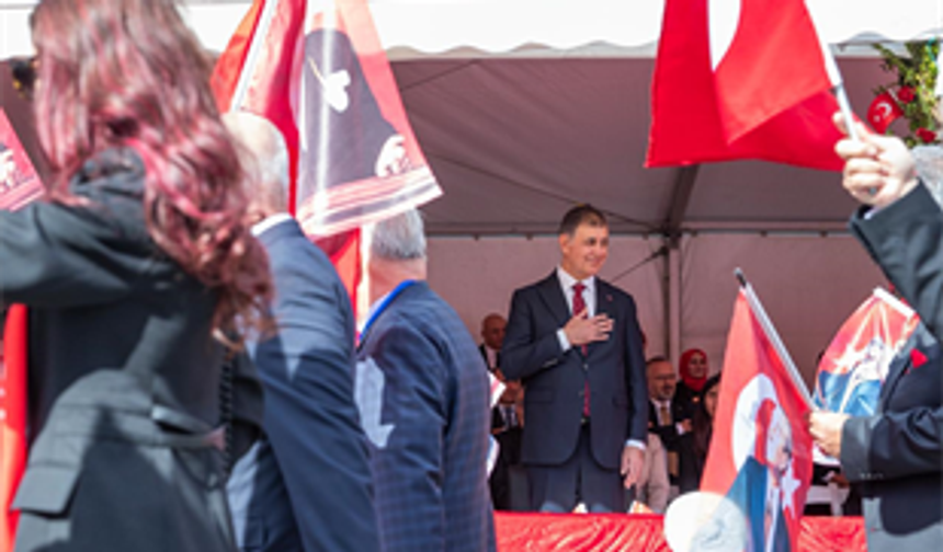 İzmir’de Cumhuriyet coşkusu meydanlara sığmadı