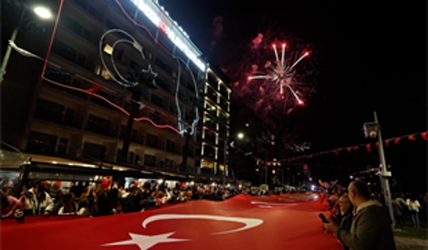 İzmir’de Cumhuriyet coşkusu gökyüzüne taştı