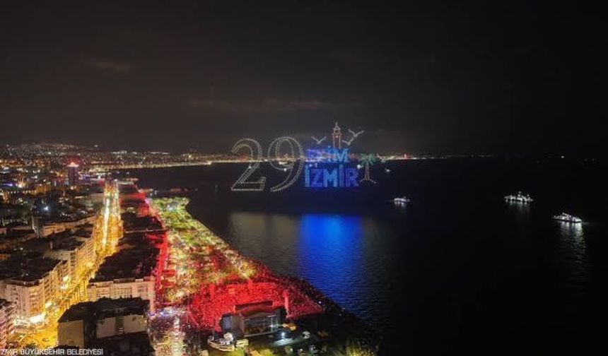 İzmir'de Cumhuriyet Bayramı coşkusu: Bin dronla gökyüzü aydınlandı