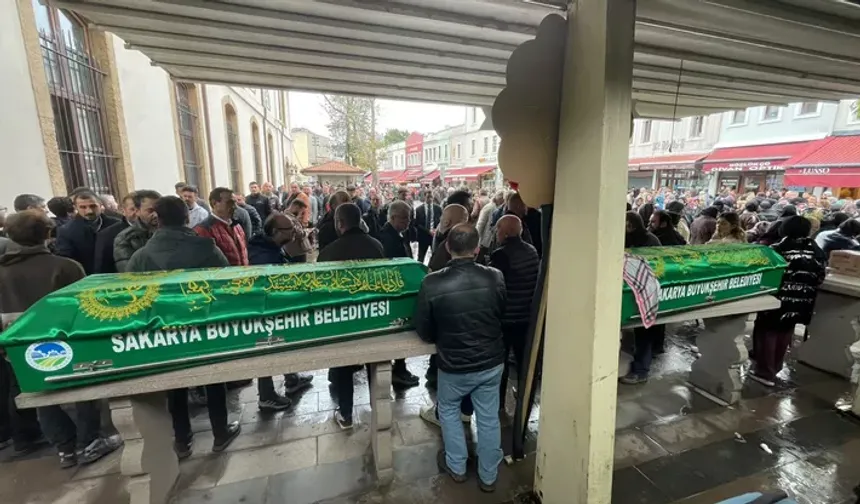Kapadokya'da ölen gazeteci ve eşi Sakarya'da defnedildi