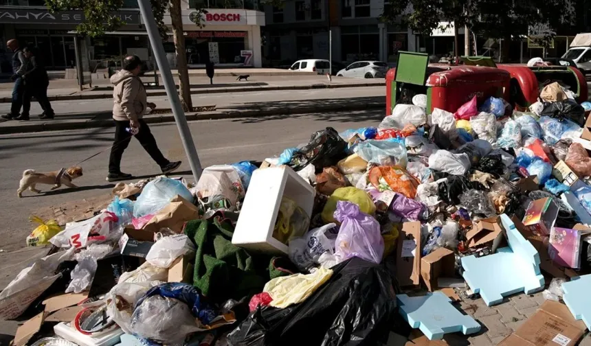 İzmir Karşıyaka’da çöp birikintileri mahalle sakinlerini isyan ettirdi
