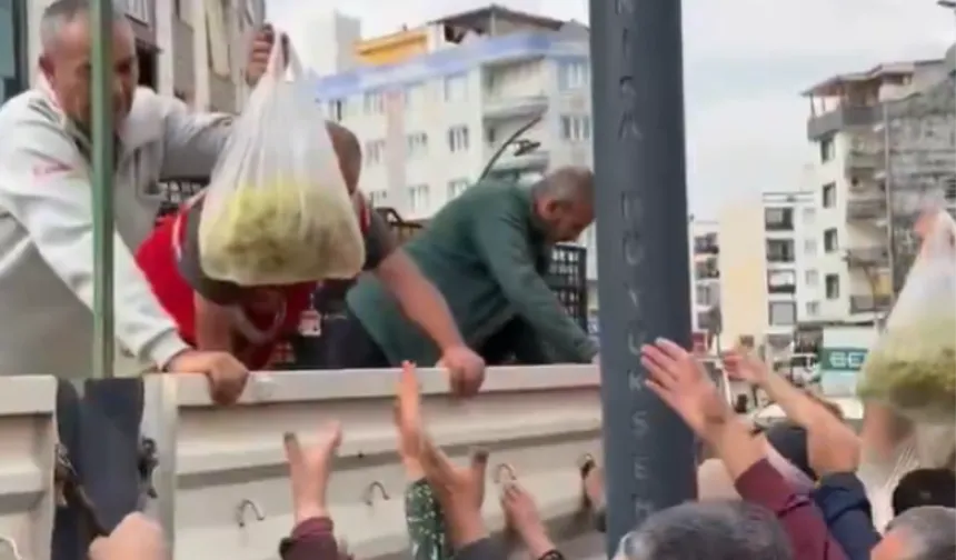 Manisa'da üzüm protestosu: 1 tır dolusu üzüm halka dağıtıldı