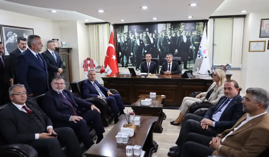 Bakan Tekin’den Çiğli’ye ziyaret: Yıldız projelerini anlattı