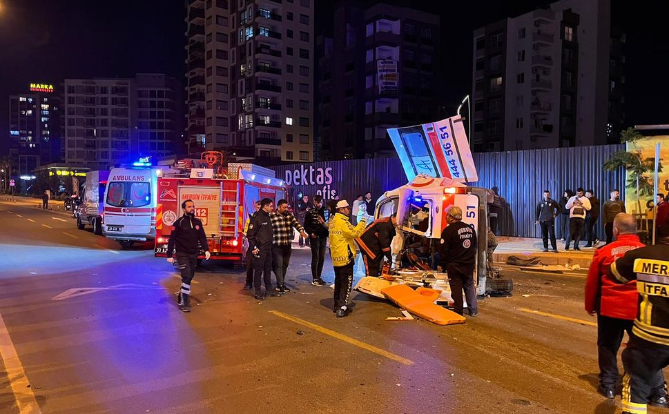 Mersin'de hastanın bulunduğu ambulans ile otomobil çarpıştı: 7 yaralı(GÜNCELLEME)