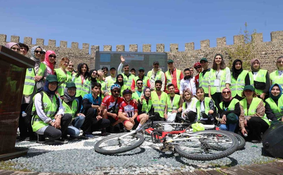İzmir'de Gerçekleştirilen 11. Yeşilay Bisiklet Turu'nda Sağlıklı Yaşam Ruhu Canlandı