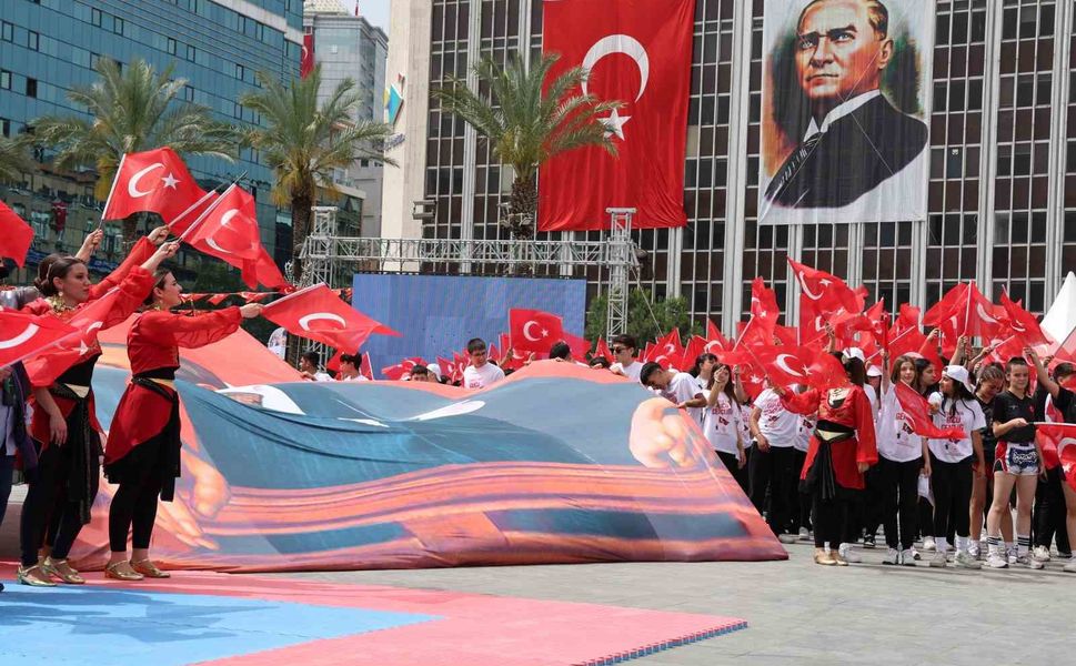 İzmir’de coşku dolu 19 Mayıs kutlaması