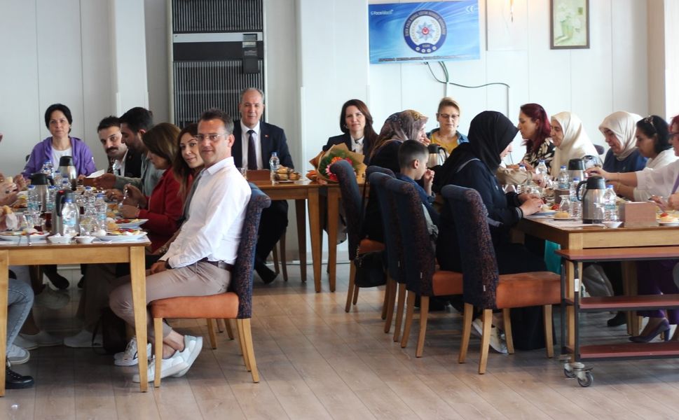 İzmir'de şehit aileleri kahvaltıda buluştu! Yardımlaşma ve Dayanışma derneğinin jesti