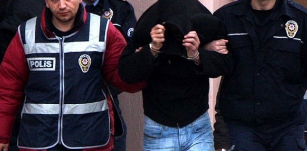 şüpheliyi yakalayan türk polisi