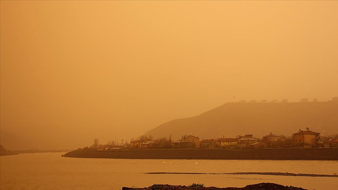 Meteoroloji Uyardi Afrikadan Mineralli Col Tozu Geliyor 1 D D8