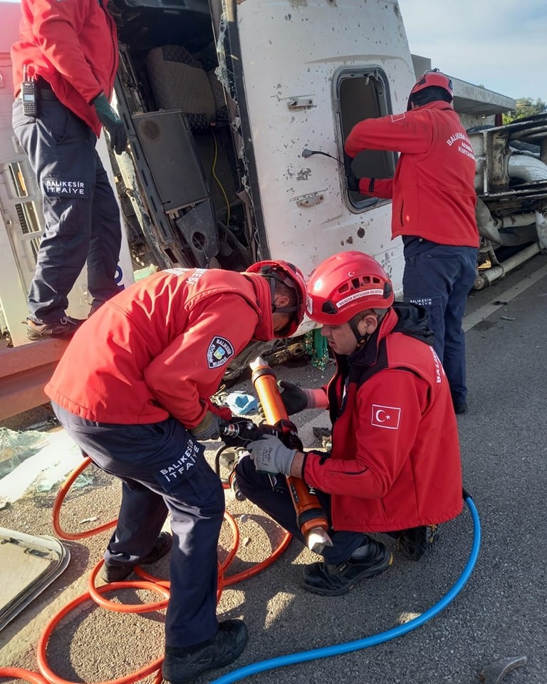 Burhaniye'de Devrilen Beton Mikseri Can Aldı 2