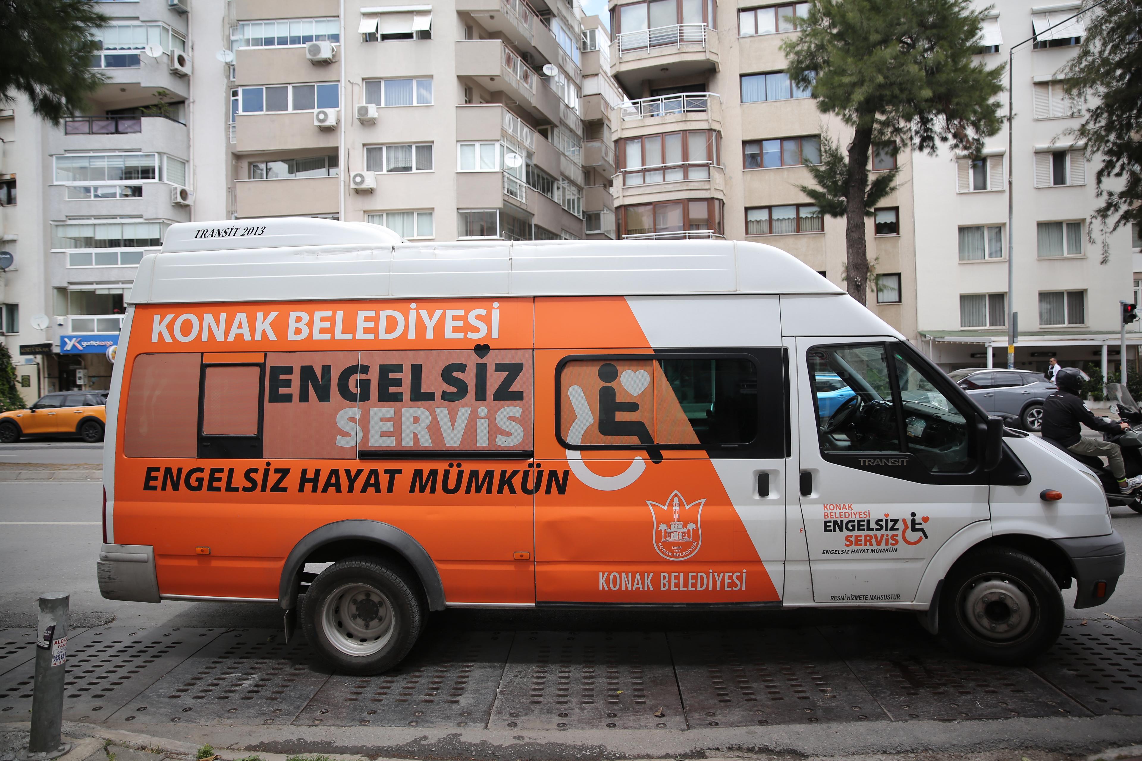 Konak’ta ‘Engelsiz Servis’le Engeller Aşılıyor (1)