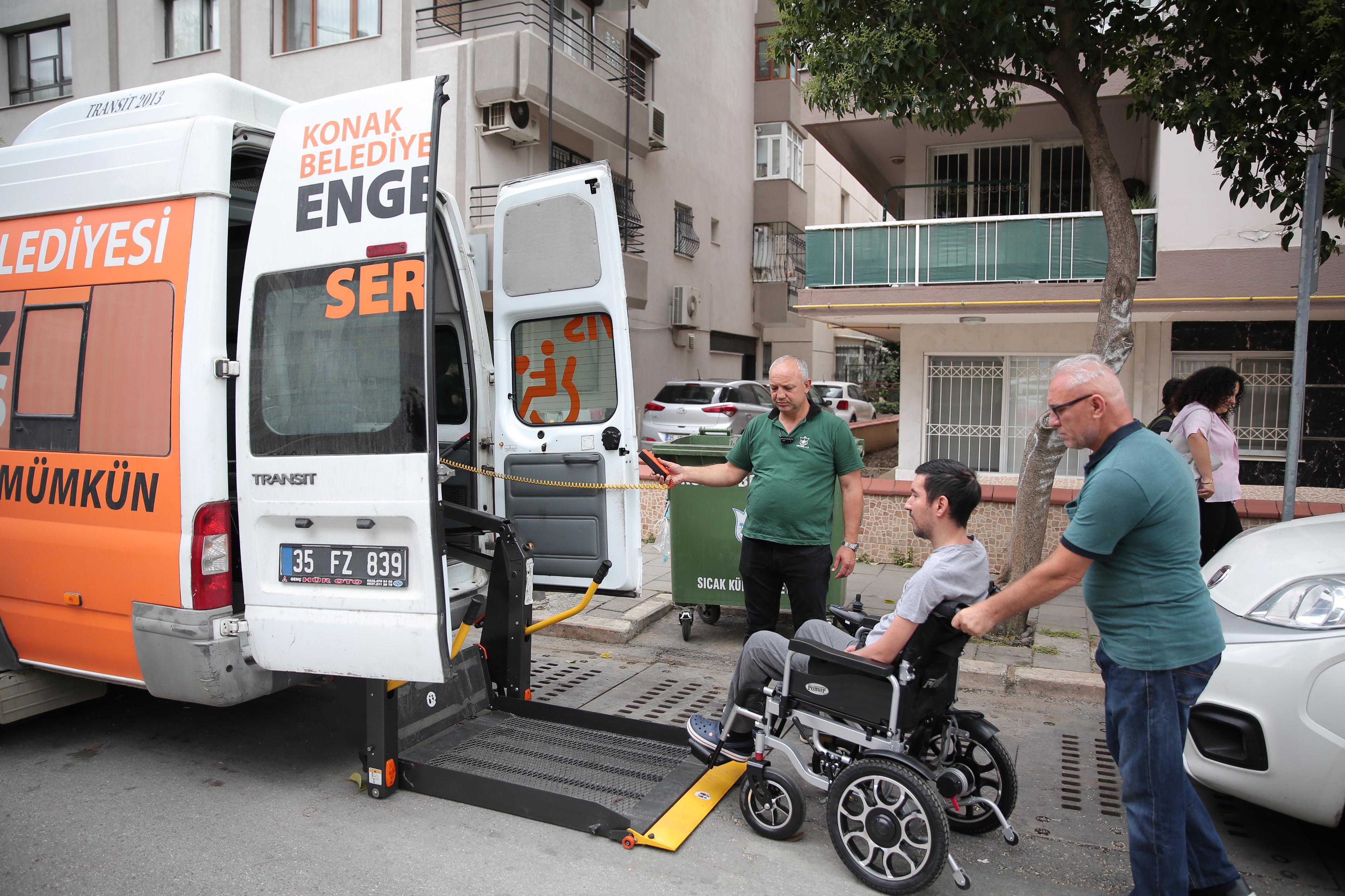 Konak’ta ‘Engelsiz Servis’le Engeller Aşılıyor (9)