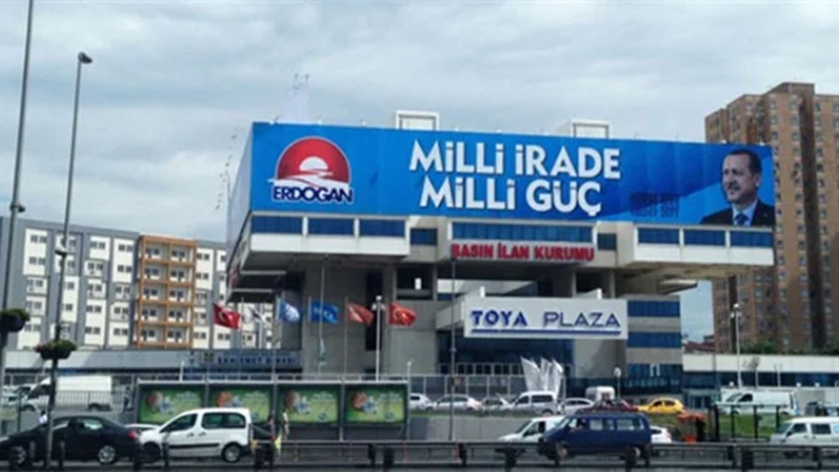 Toya Plaza Erdoğan Afişi