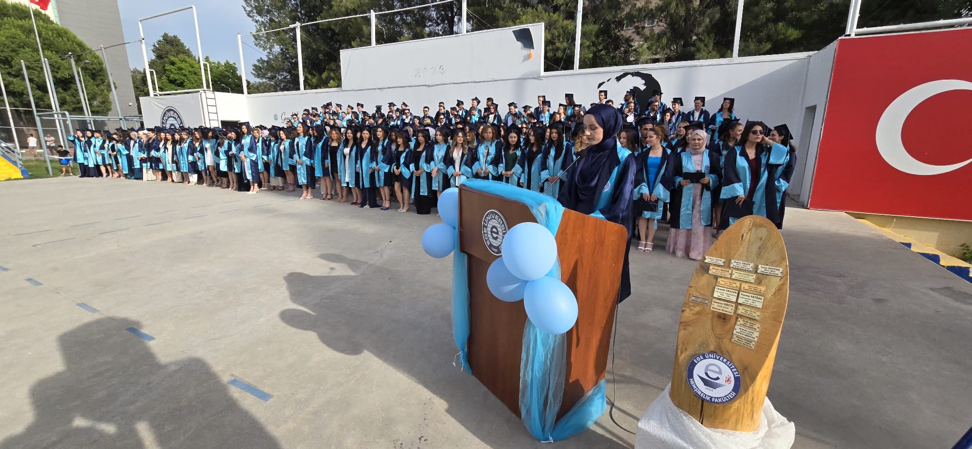 Ege Üniversitesi Hemşirelik Fakültesi'nde 64. Dönem Mezuniyet Coşkusu 2