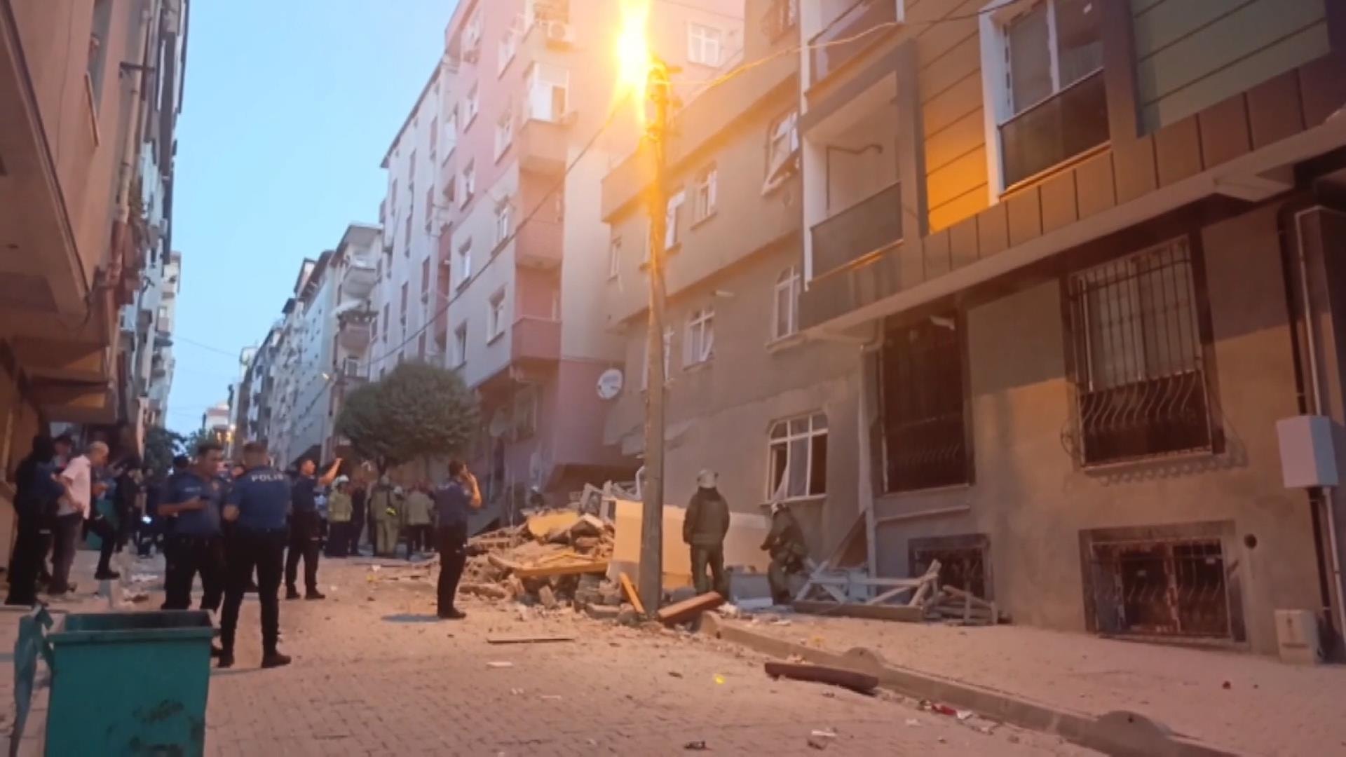 İstanbulda 4 Katlı Bina Kısmen Çöktü