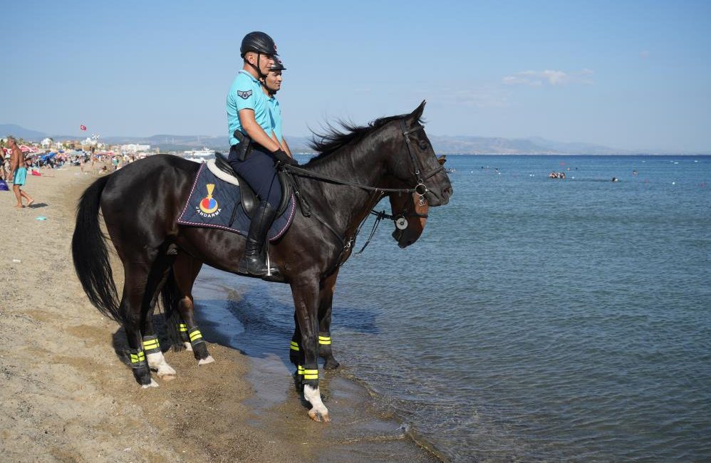 Ayvalık Plajları'nda Atlı Jandarma Birlikleri Tur Atıyor-1