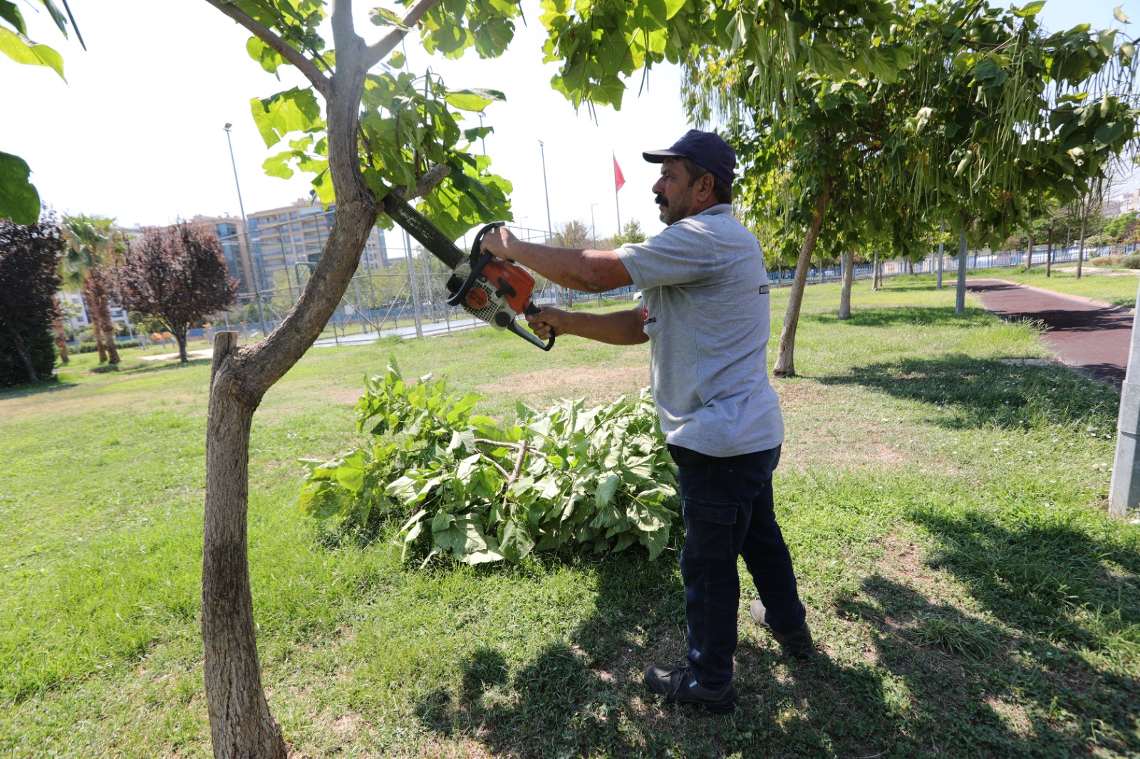 Bayraklı Belediyesi’nden Parklara Kapsamlı Bakım Ve Yenileme