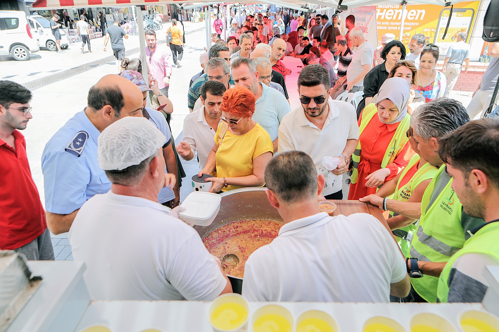 Bayraklı'da Dörtbin Kişiye Aşure Dagıtıldı (1)