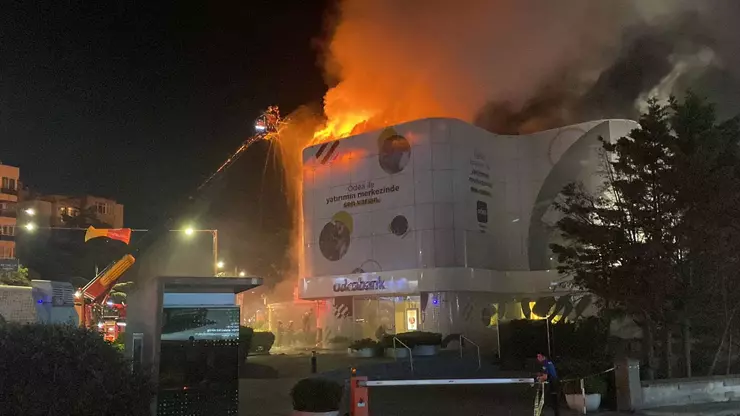 Beşiktaş'ta Banka Yangını Paniğe Neden Oldu