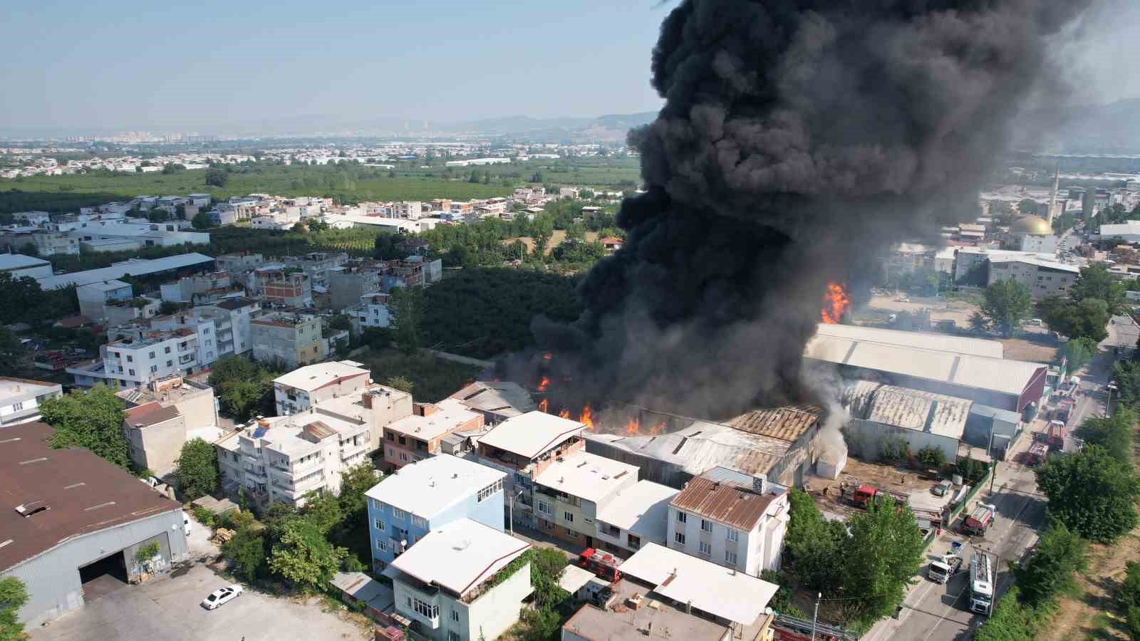 Dron Görüntüleri Dehşete Düşürdü! Kağıt Fabrikası Yangını Kontrol Altına Alınmaya Çalışılıyor