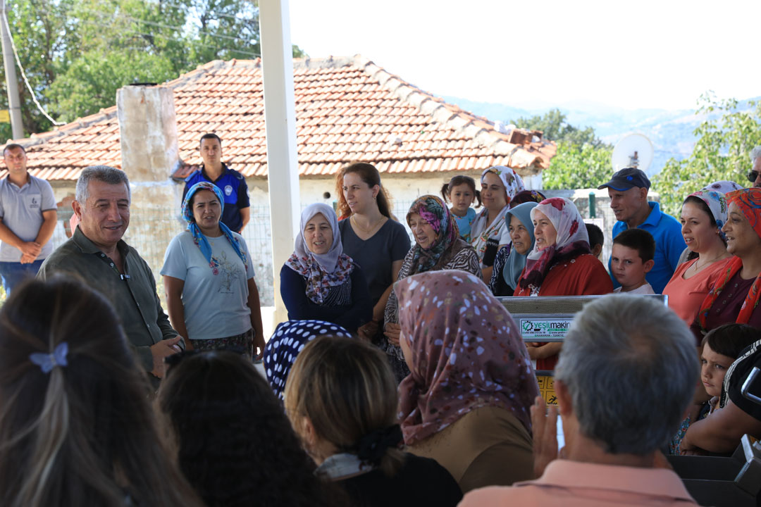 Güzelbahçe’de Köylü Kadınlar Için Makina Desteği0