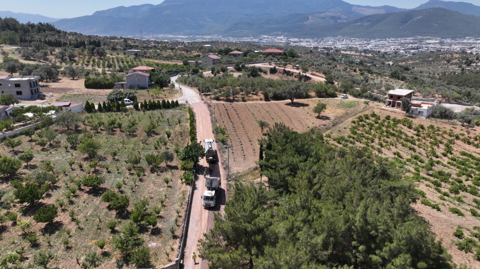 İzmir Büyükşehir Belediyesi'nden Kırsal Yollara Büyük Yatırım