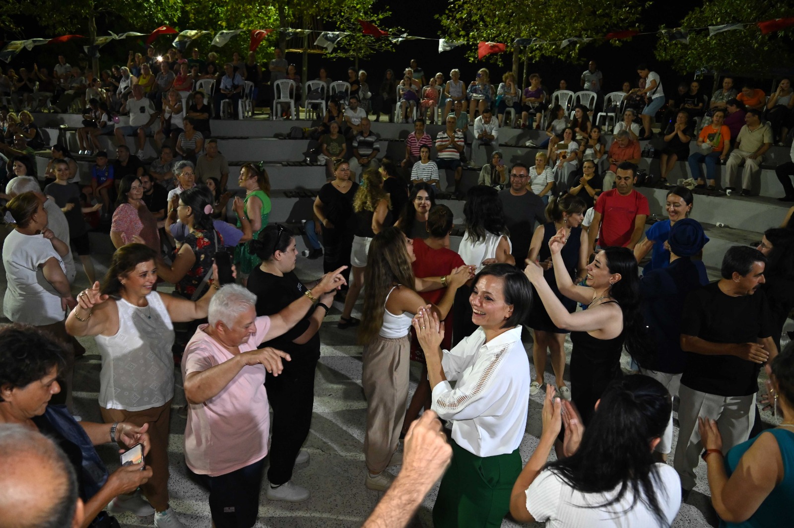 Karafatma Parkı Sosyal Tesisleri Karabağlar'da Hizmete Açıldı0