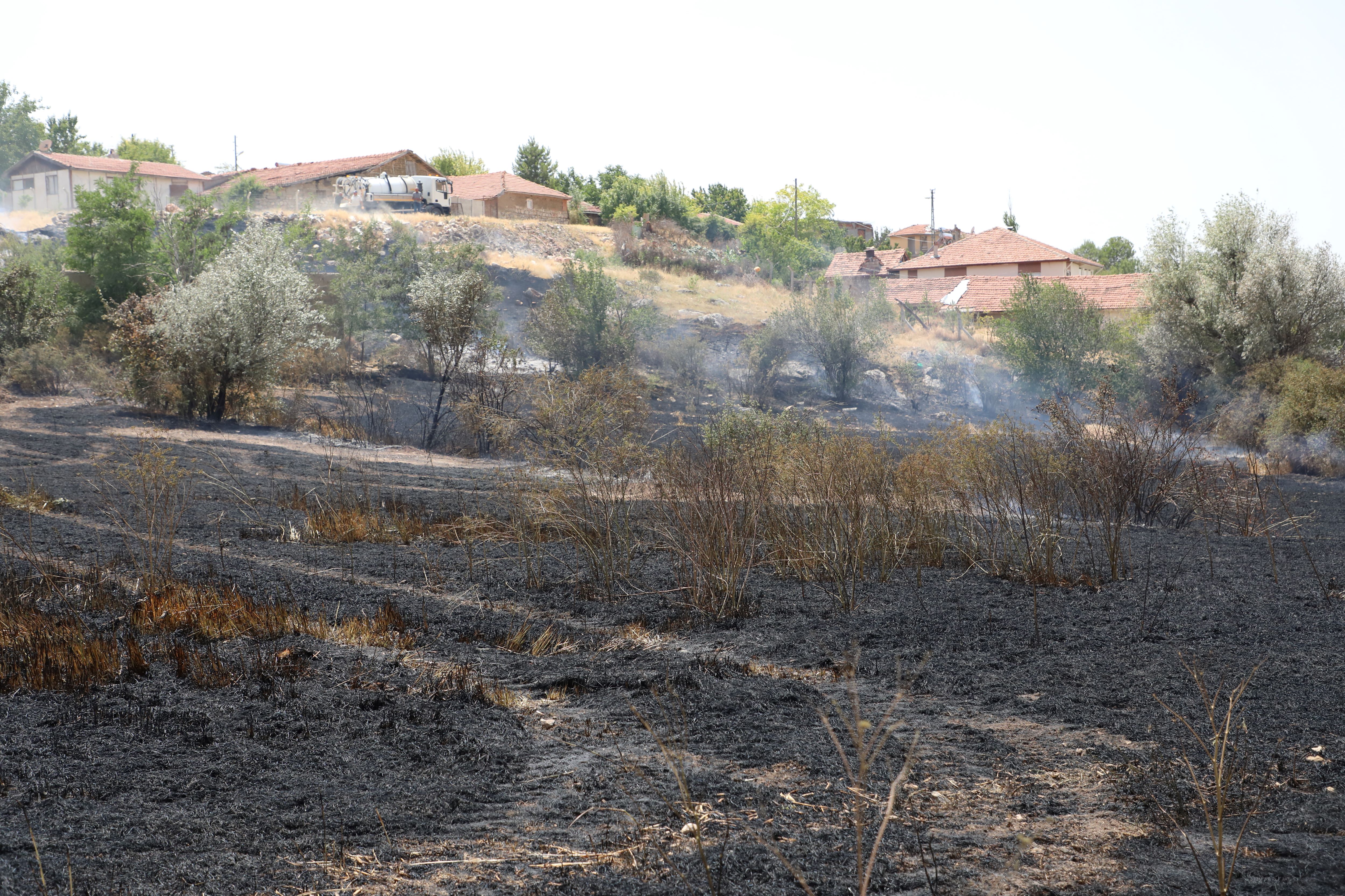 Kuru Otları Temizlemek Için Ateş Yaktı Alevler Buğday Tarlasına Sıçradı