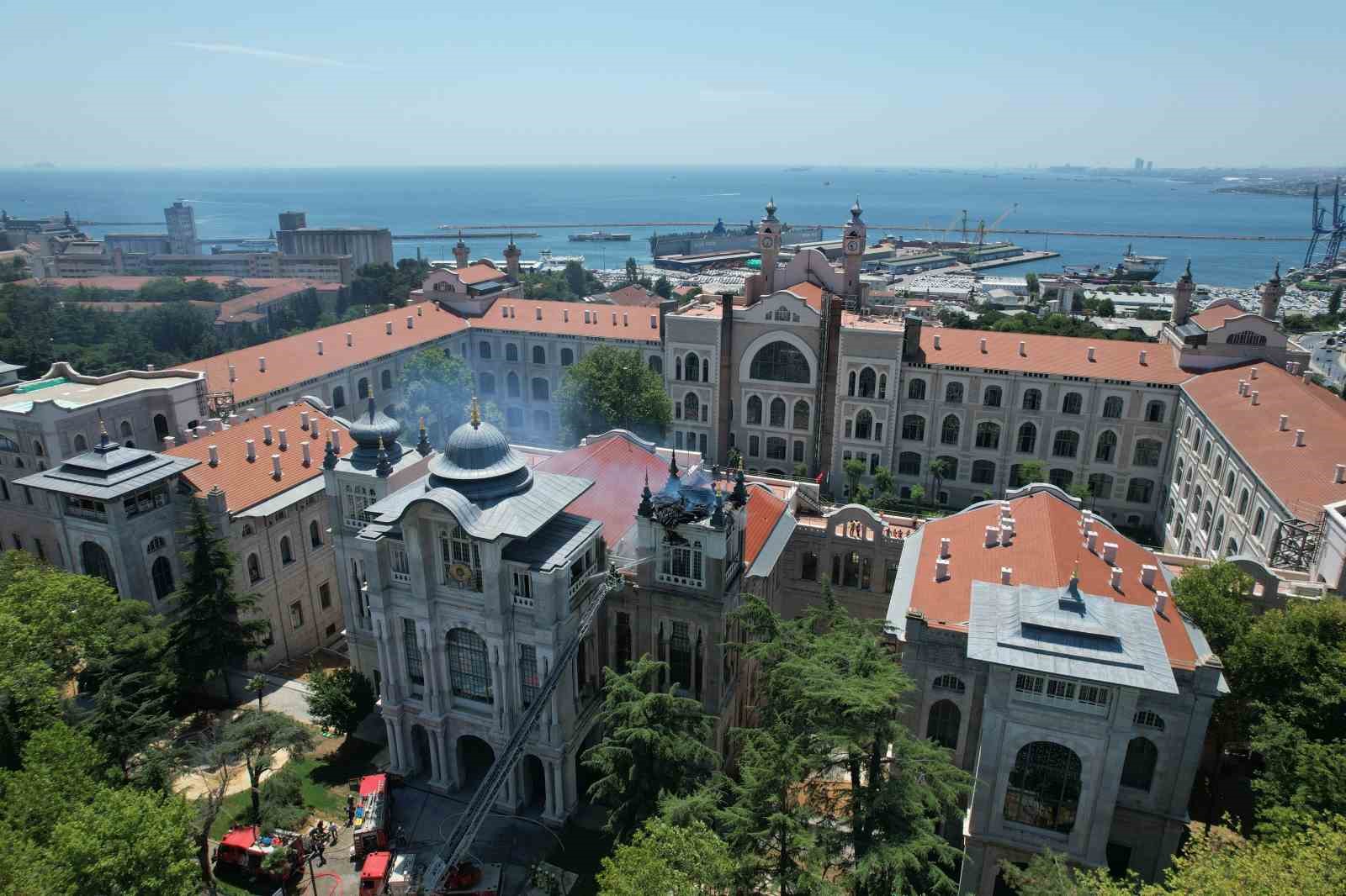 Sağlık Bilimleri Üniversitesi Bina Yangını Havadan Görüntülendi