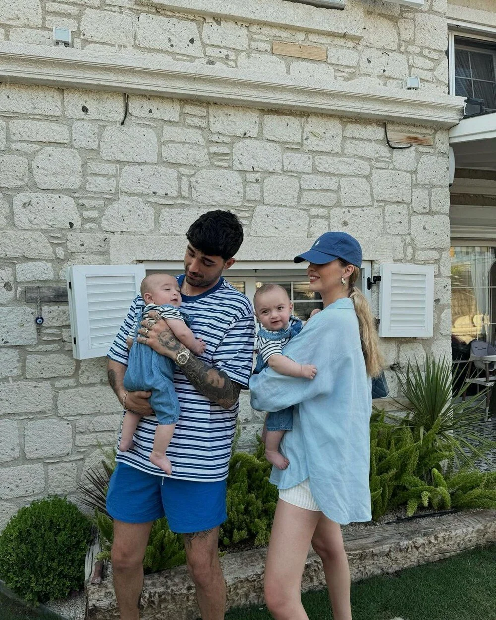 Yasemin Şefkatli Ve İdo Tatlıses Çeşme’de Ikizleriyle Tatilin Keyfini Çıkarıyor 1