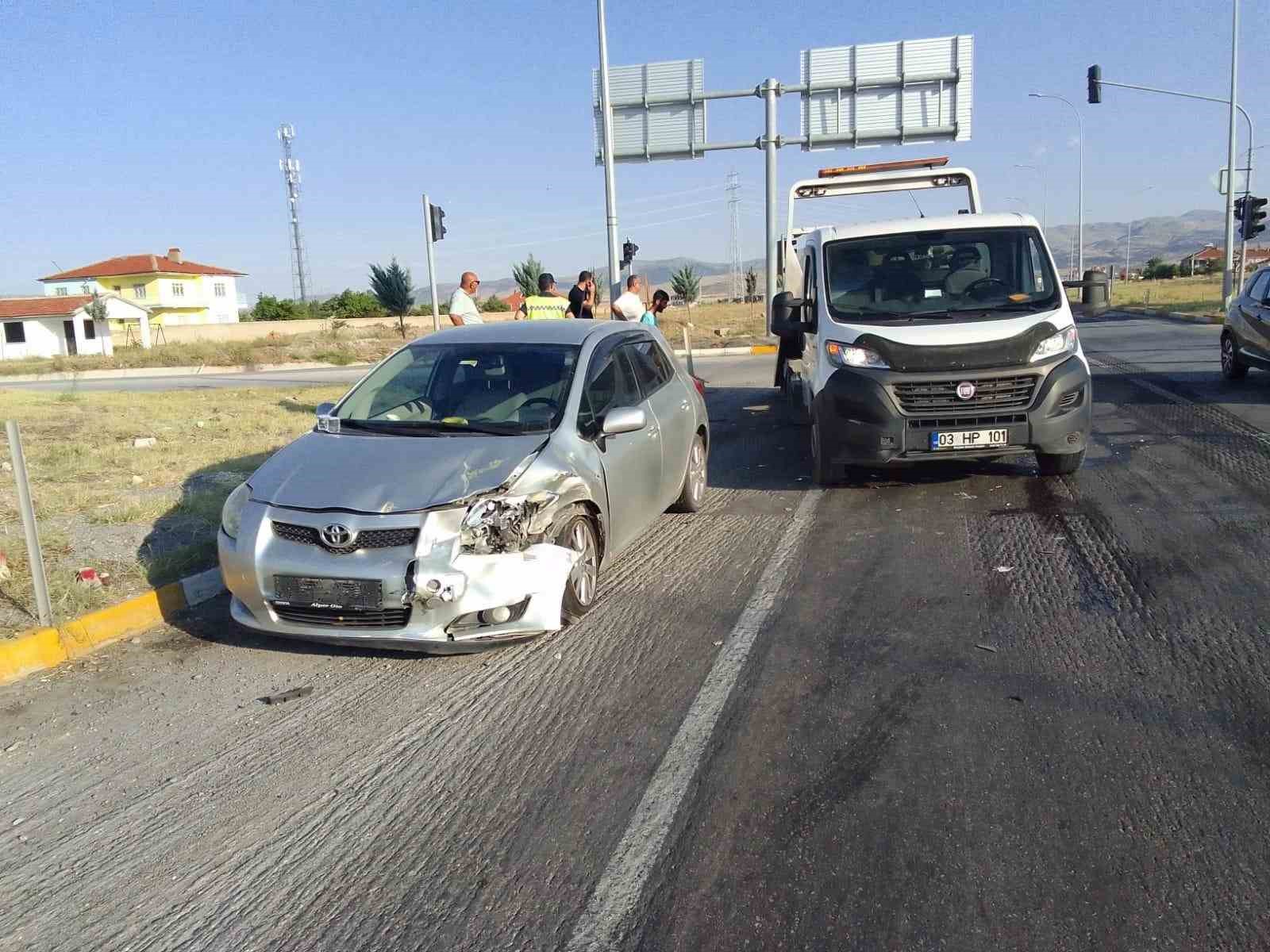 Afyonkarahisar’da Ticari Taksi Ile Otomobil Kafa Kafaya Çarpıştı! 1