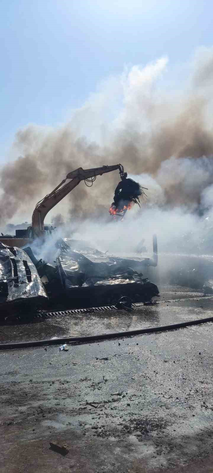 Aliağa'da Korkutan Hurdalık Yangını 1