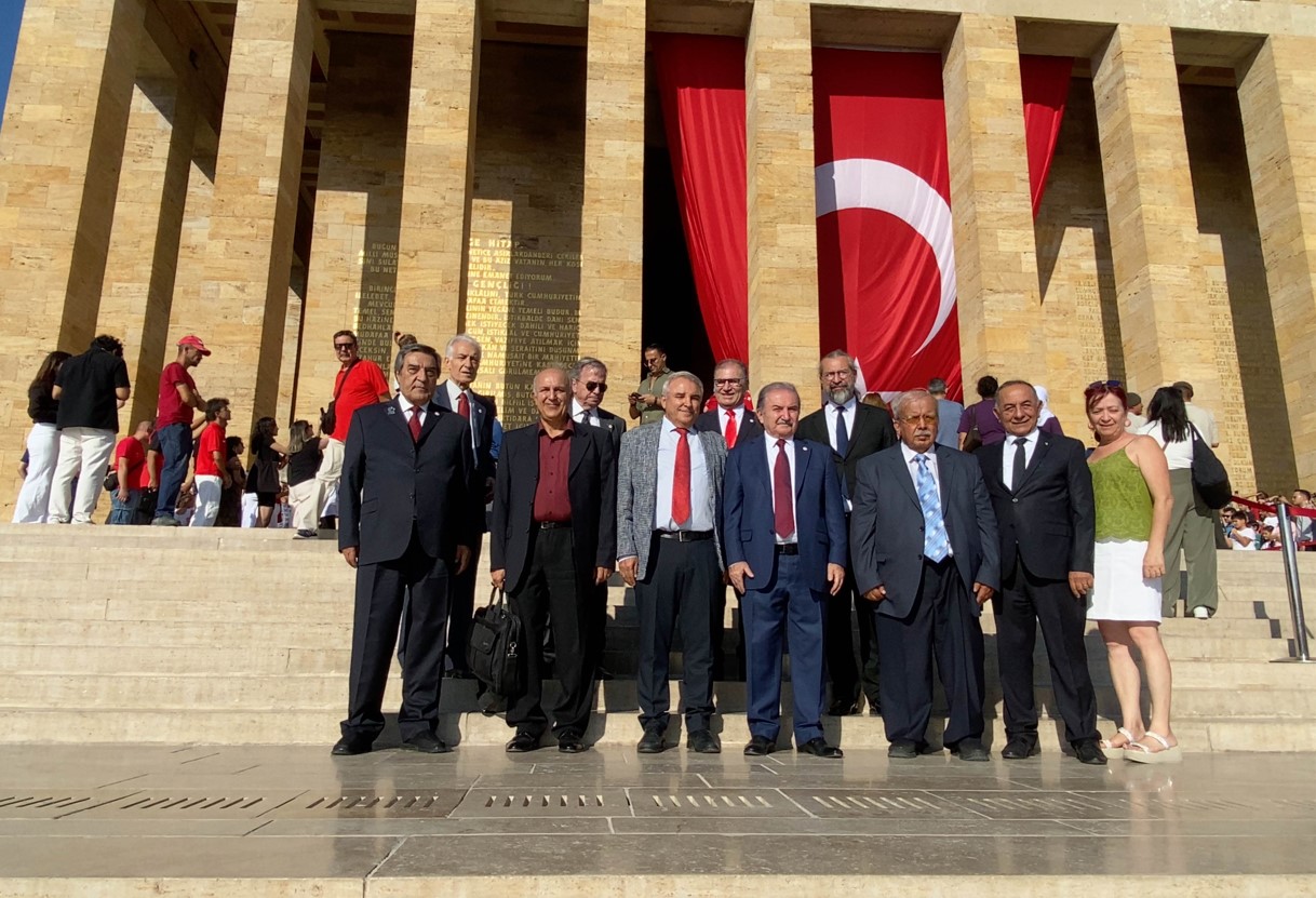 Ata Partili Zeybek, Anıtkabir'de Atatürk'e Diz Vurarak Selam Durdu01