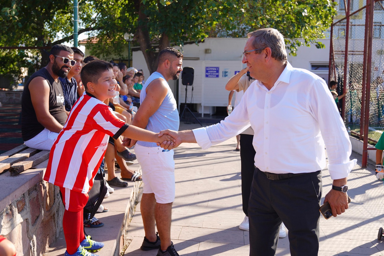 Ayvalık'ta Futbol Turnuvası Başkan Ergin'in Vuruşu Ile Başladı